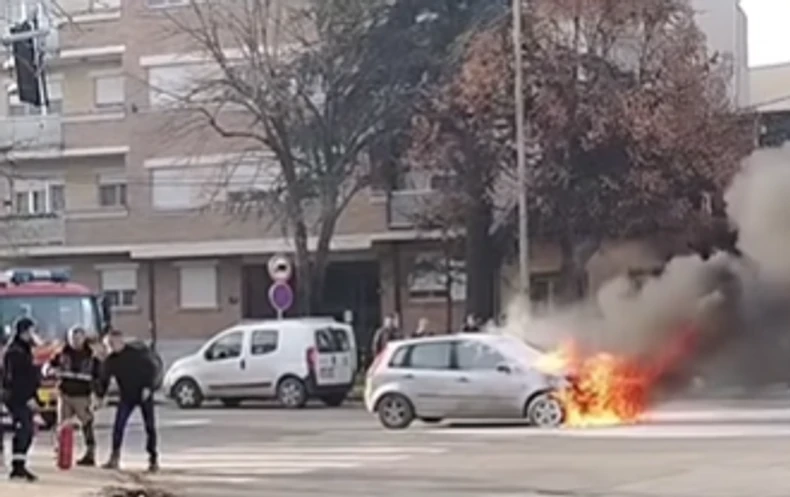 Az útkereszteződésben csaptak fel a lángok az autó motorteréből (Videó)