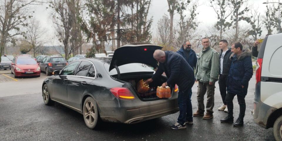 Élelmiszert vittek az állattenyésztők és földművesek a tiltakozó egyetemi hallgatóknak