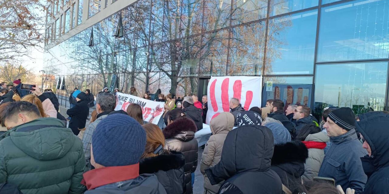 A Vajdasági RTV igazgatóját a csendőrség védi az egyetemistáktól