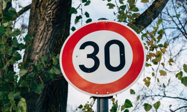 Városban maximum 30 km/órás sebességkorlátozást javasolnak