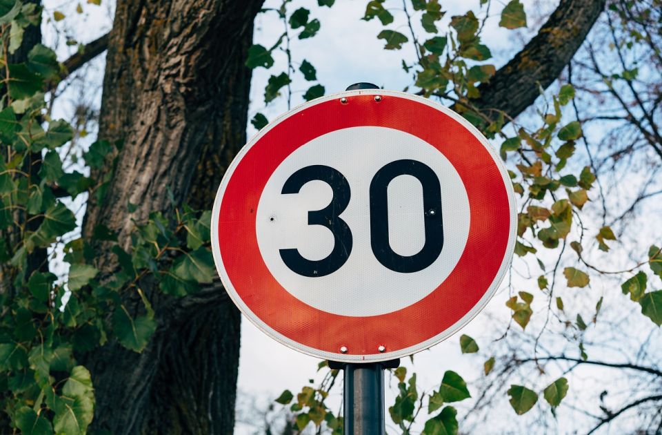 Városban maximum 30 km/órás sebességkorlátozást javasolnak