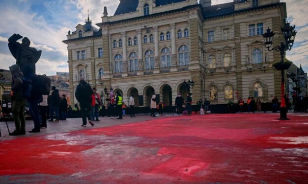 Vörösre festették az újvidéki Szabadság teret