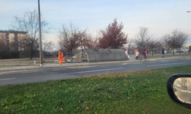 Most egy buszmegálló védőtetője omlott össze Újvidéken (Fotók)