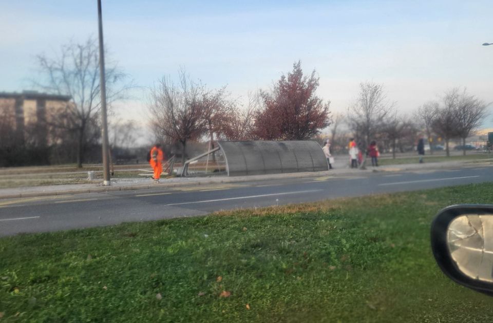 Most egy buszmegálló védőtetője omlott össze Újvidéken (Fotók)