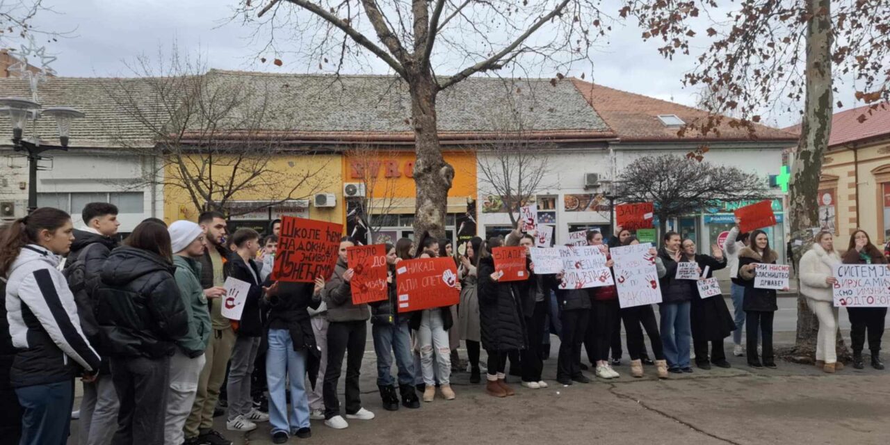 Néma csenddel tiltakoztak a diákok és blokád alá vették a topolyai Gimnáziumot (Fotók)