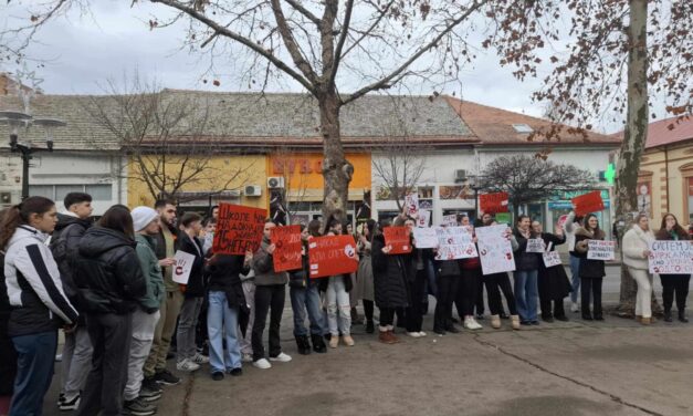 Néma csenddel tiltakoztak a diákok és blokád alá vették a topolyai Gimnáziumot (Fotók)