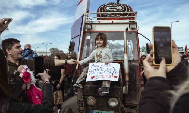 Kártya és röpladba a belgrádi Autokomanda blokádján (Képriport)