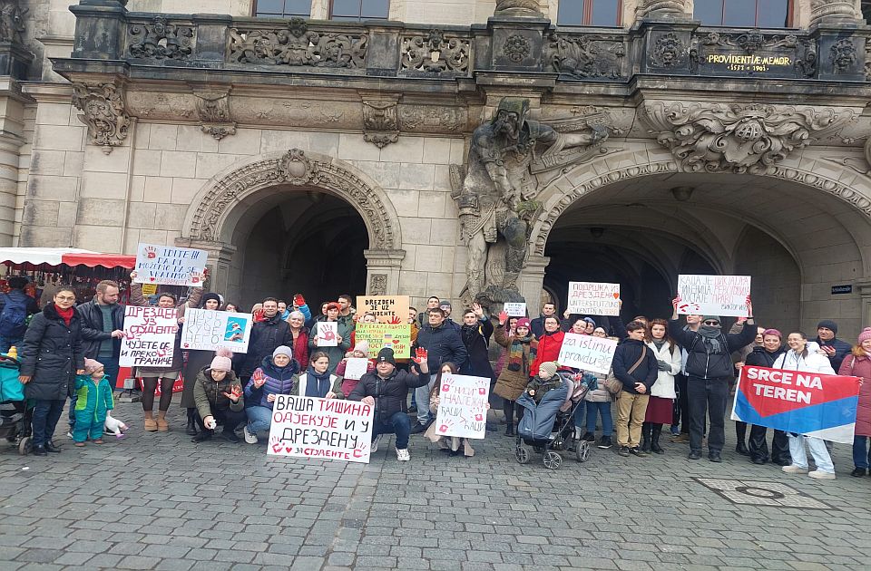 Szerbiában és külföldön is egyre több helyen tüntetnek