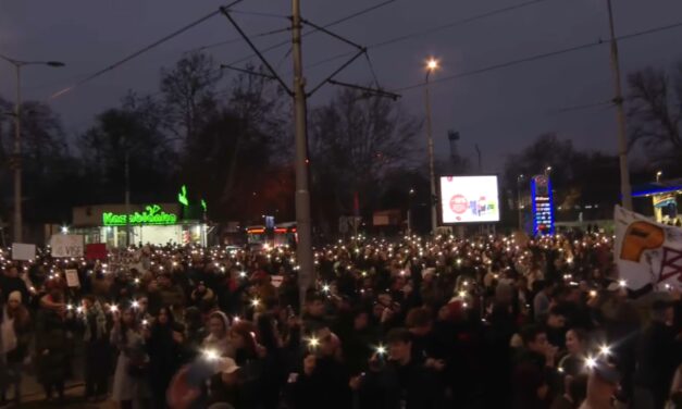 Itt vannak a számok, hányan tüntettek, és mennyien mentek el a haladók rendezvényére