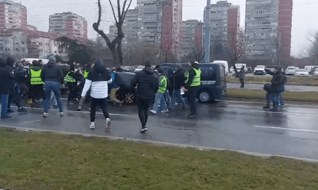 Tüntetők közé hajtott egy nő, egy lány súlyosan megsérült (Videó)