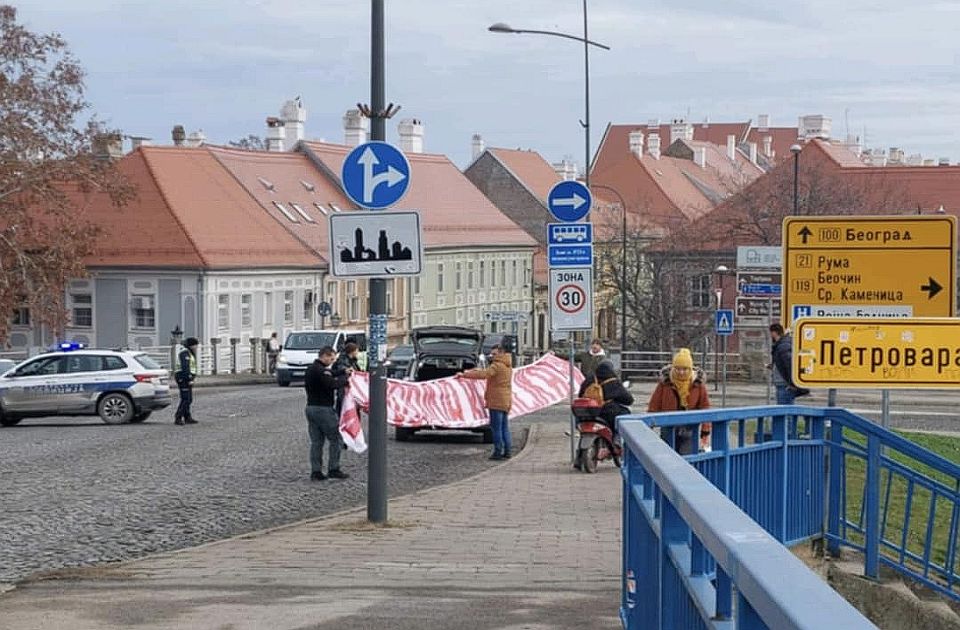 Vajdasági Köztársaság transzparens jelent meg Újvidéken