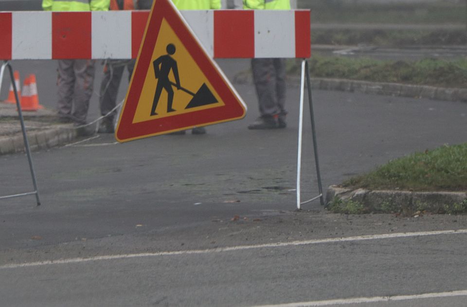 Leszakadt egy darab a Gimnázium épületének homlokzatáról (Fotók)