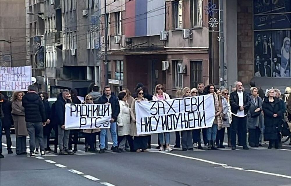 Lezártak egy utcát a Szerbiai Rádió és Televízió dolgozói