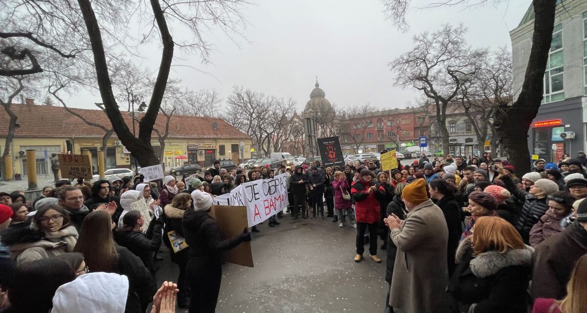 Vastaps a tanároknak, tüntetés a szabadkai Svetozar Marković Gimnázium előtt