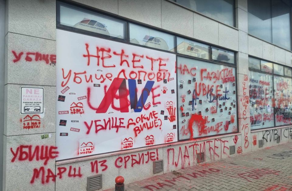Kidekorálták a haladók egyik újvidéki irodáját a tiltakozó egyetemisták