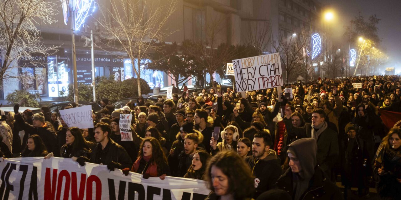 Zajongással és elcsendesedéssel búcsúztatták az óévet az egyetemisták és a polgárok Újvidéken