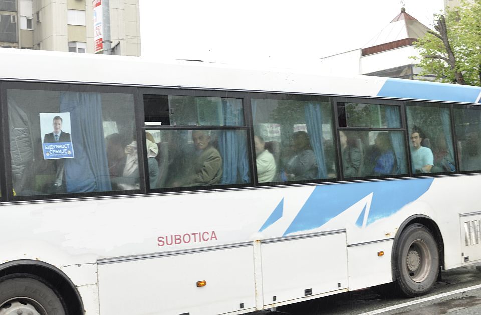 Szakszervezet: Kényszerítik a közalkalmazottakat, hogy menjenek Vučić nagygyűlésére