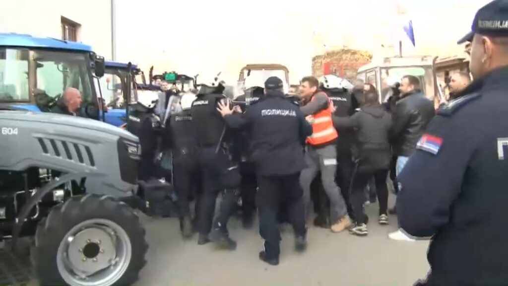 Összetűzésbe keveredtek a gazdák a rohamrendőrökkel (Videó)
