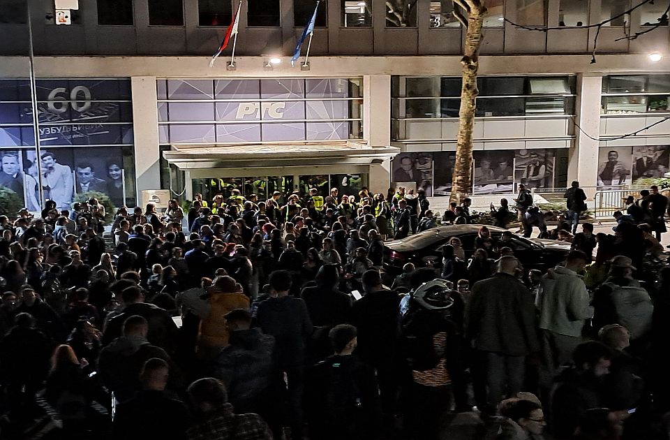 Előkerültek a gumibotok a cenzúra eltörlését követelő egyetemisták ellen