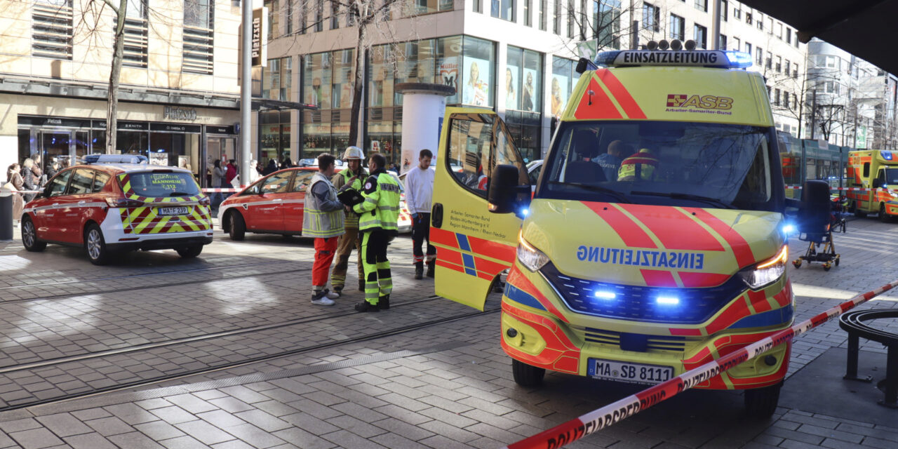 Tömegbe hajtott egy autó Mannheimben