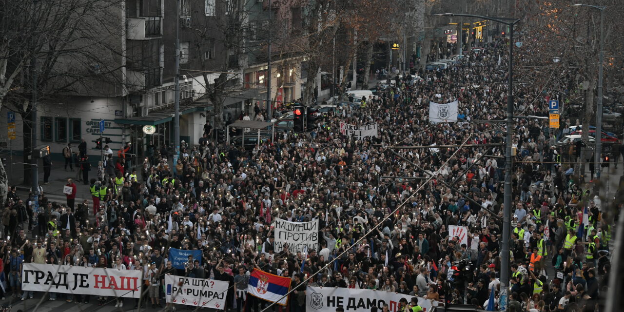 Végeláthatatlan tömeg hömpölyög a fővárosban (fotók+videó)