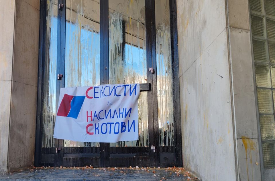 Mutassuk meg ennek a péterváradi nőgyűlölőnek, hogy mit tesznek a nők a tojásokkal (Videó)