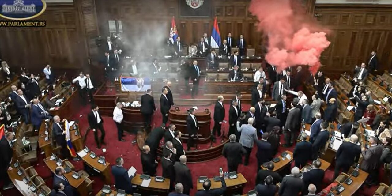 Berekesztették a parlamenti ülést, helyszínel a rendőrség