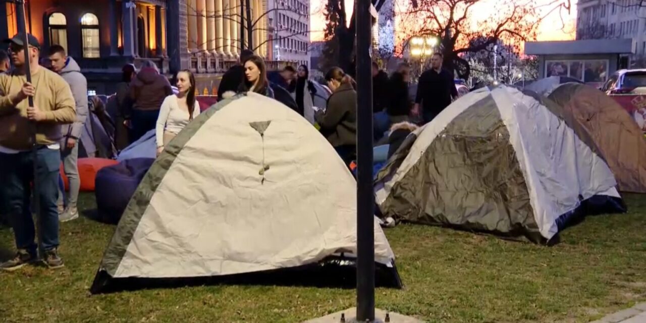 Az elnöki palota előtt sátoroznak, a blokádok megszüntetését követelik