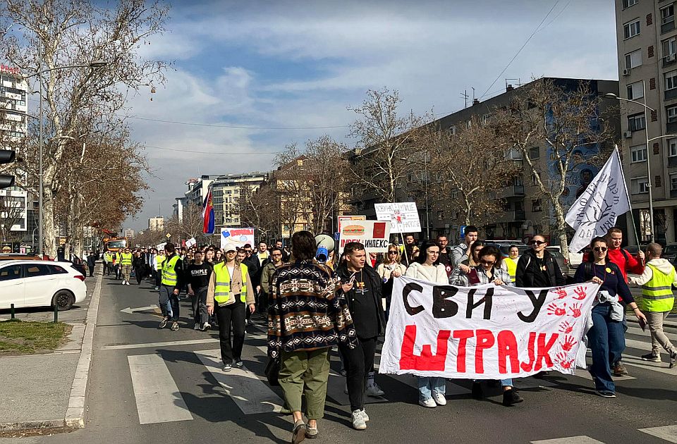 <span class="entry-title-primary">Elindult a tüntető menet Újvidéken</span> <span class="entry-subtitle">Megkezdődött a tüntetés Újvidéken, a városban több helyen is lezárták az utakat</span>