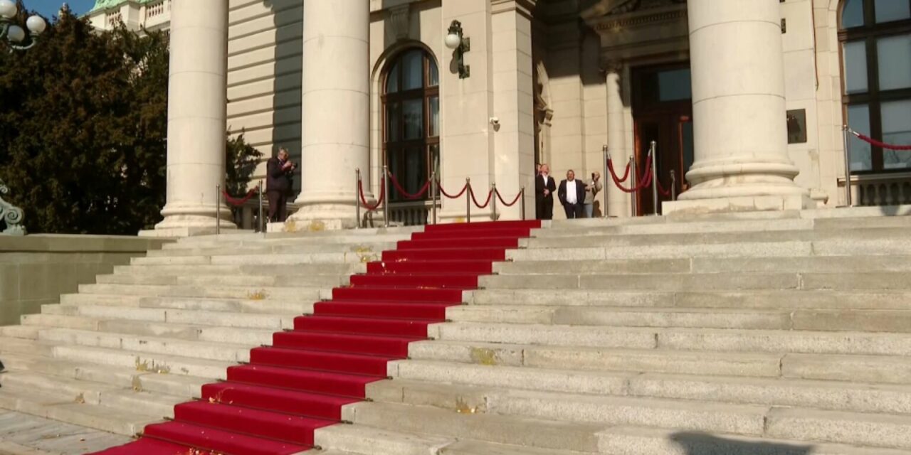 A tüntetők tojással dobálták meg a parlament épületét