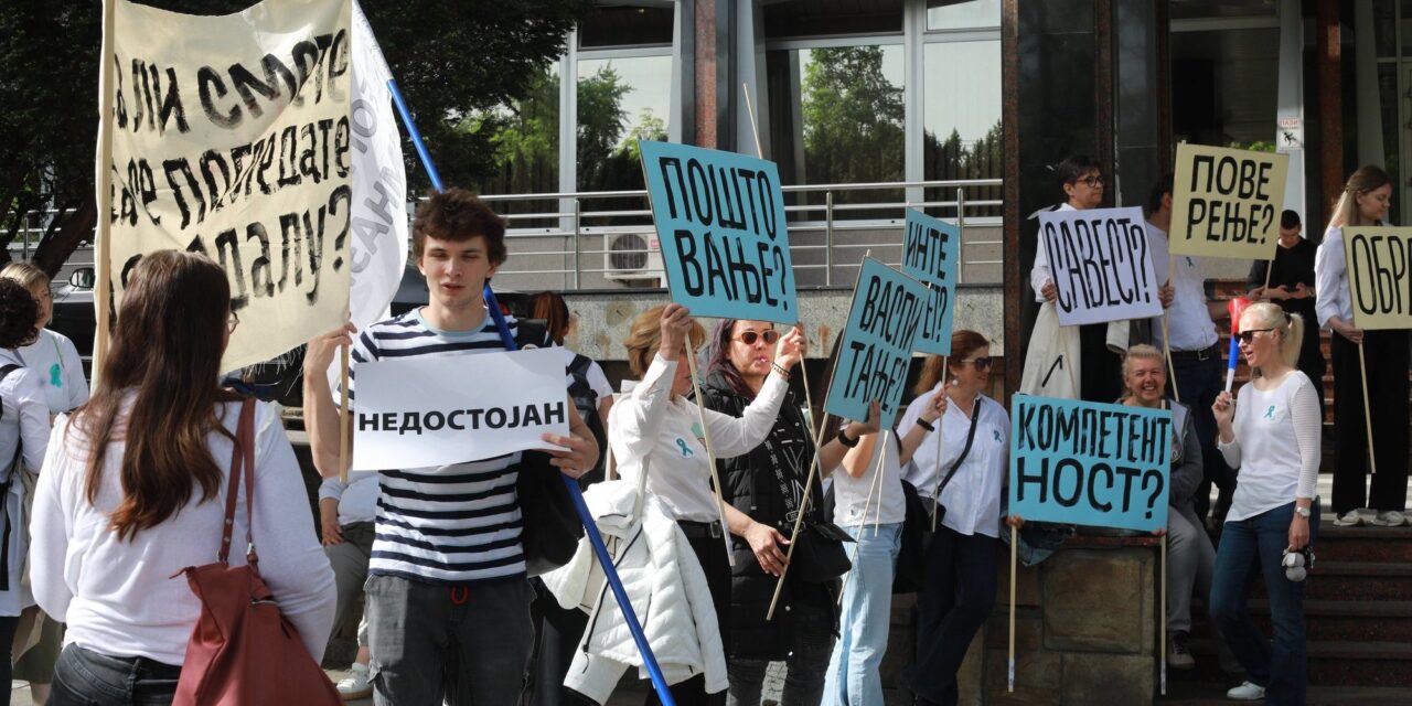 A hátsó kijáraton menekült Újvidékről az oktatási miniszter