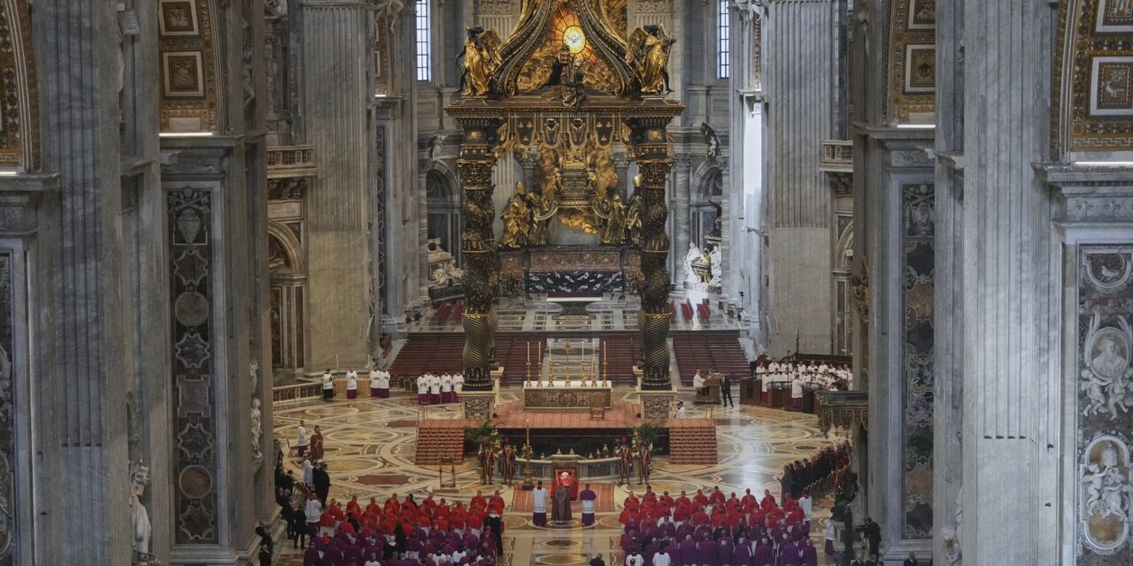 Ezrek róják le kegyeletüket Ferenc pápa ravatalánál