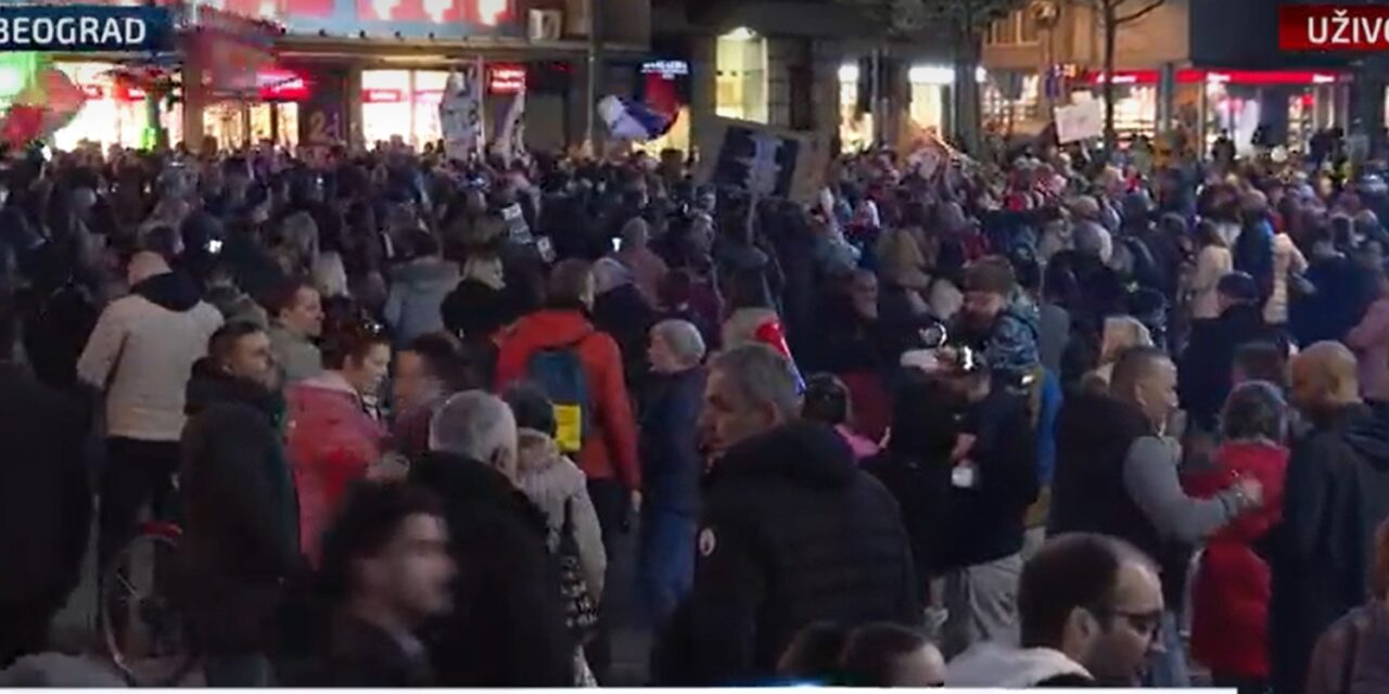 Behajtott a tüntetők közé egy férfi Belgrádban