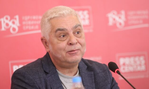 EU-s zászlót gyújtogató, homofób tájékoztatási miniszterünk lesz