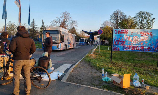 Blokád alá vették az egyetemisták az Újvidéki Tömegközlekedési Vállalatot