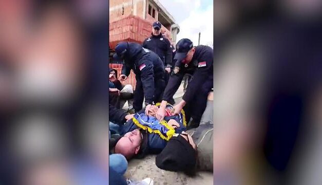 Incidens Novi Pazarban, a rendőrség erőszakkal eltávolította az egyetemistákat az úttestről