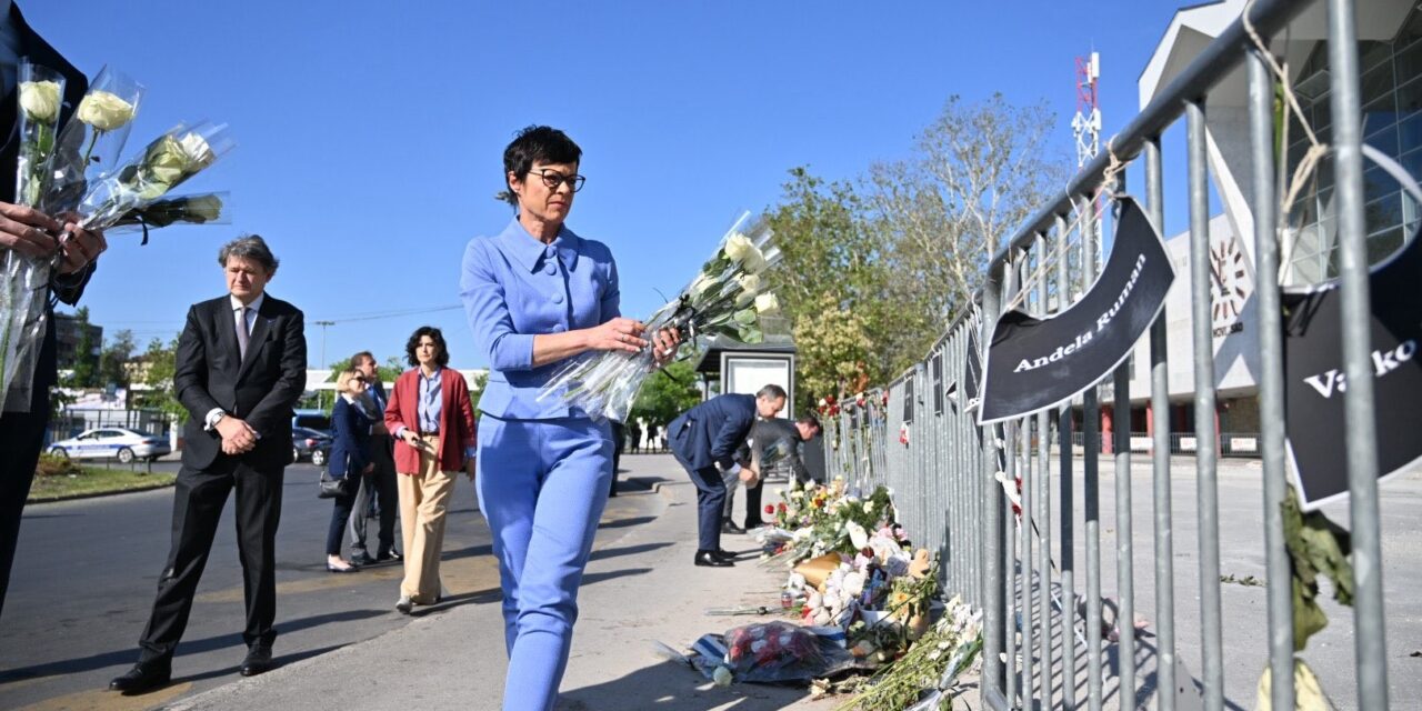 Az újvidéki vasútállomáson lerótta kegyeletét Marta Kos bővítési biztos