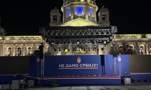 A tulajdonosok tudta nélkül, szabályosan parkoló autókat szállítottak el Vučić nagygyűlése miatt