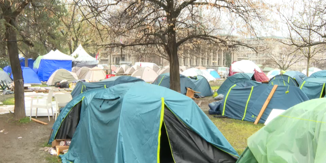 Mintegy huszonötezer polgár követeli Ćacilend felszámolását