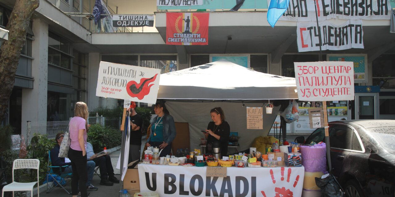Ünnepi hangulat volt a köztévé blokádján