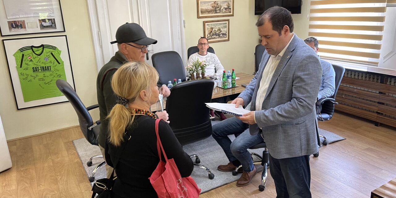 <span class="entry-title-primary">Fejsztámer: A VMSZ-en kívül senki sem foglalkozik a buszjáratok visszaállításának problémájával</span> <span class="entry-subtitle">Csaknem ezer támogató aláírással adták át a buszjáratok rendezésére vonatkozó kezdeményezést a magyarkanizsaiak</span>