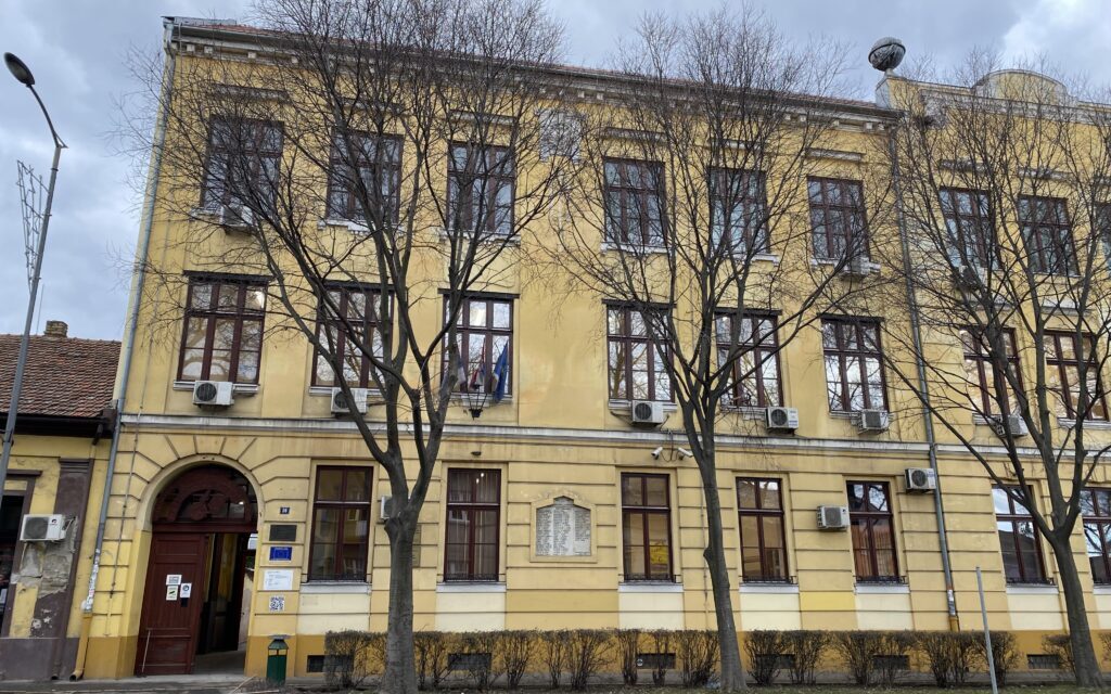 Kiáll igazgatója mellett a szabadkai Politechnikai Iskola