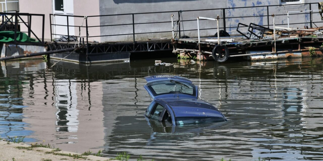 Hátramenet helyett elsőbe tette a kezdő sofőr, a folyóban kötött ki a pár