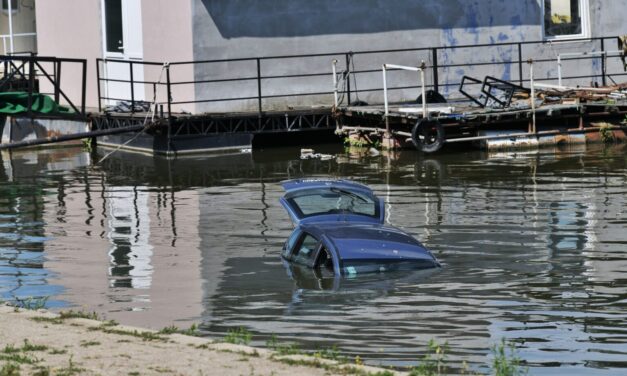 Hátramenet helyett elsőbe tette a kezdő sofőr, a folyóban kötött ki a pár