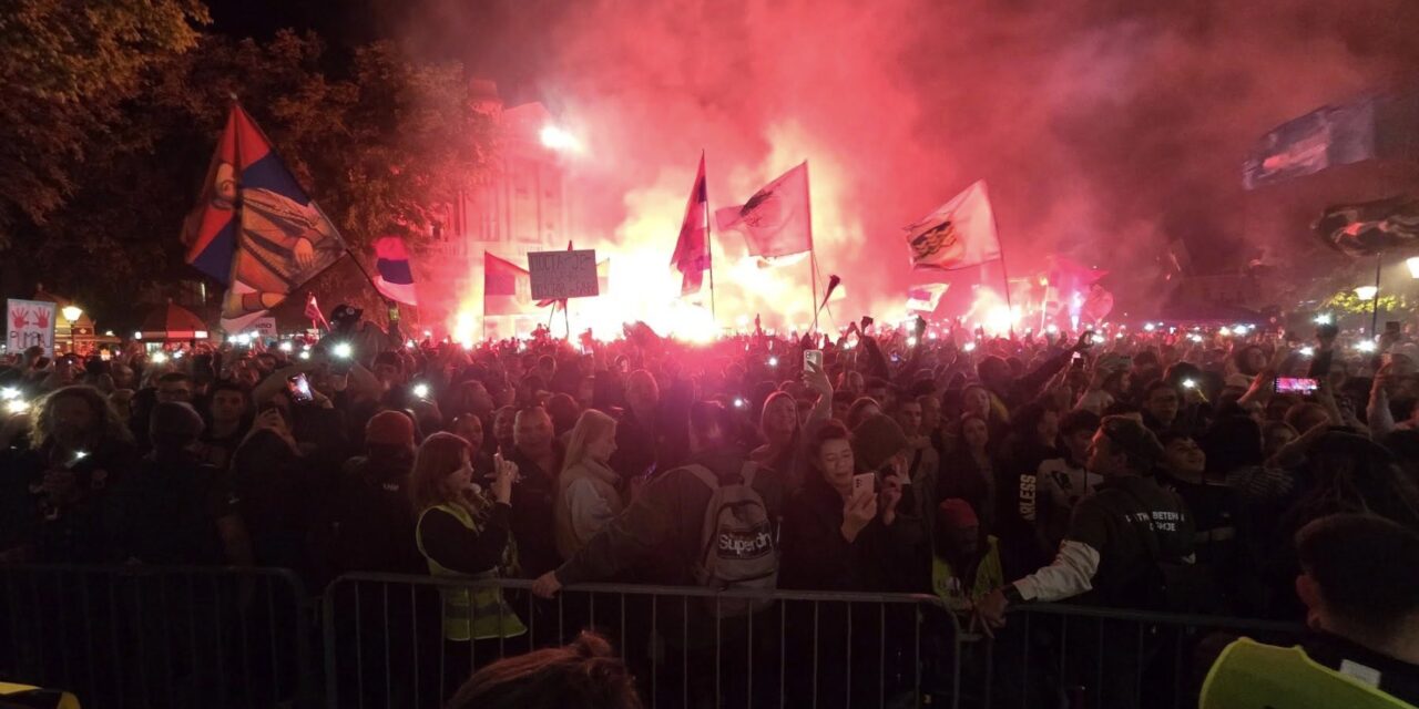 Tűt nem lehetett leejteni Szabadkán az országos tüntetés késő esti óráiban