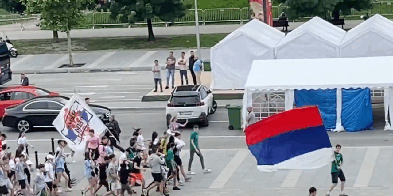 A kisérettségizők egyenesen keresztülmasíroztak Ćacilenden és Vučićnak is üzentek (Videóval)