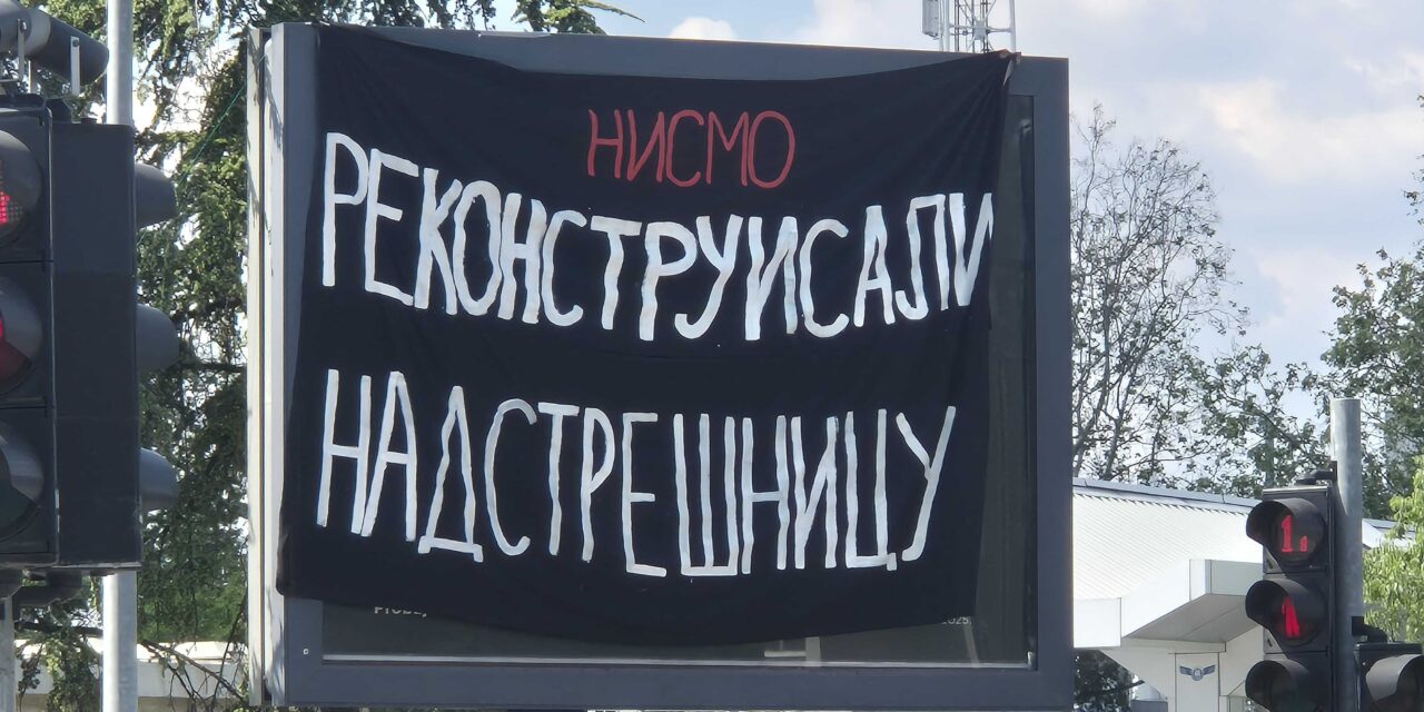 Óriásplakátokon a haladó rezsim botrányos tettei (Fotók)