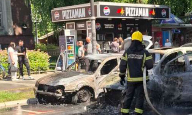 A tűz martalékává lett a Mercedes