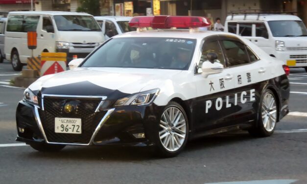 Iskolás gyerekek közé hajtott egy férfi Oszakában