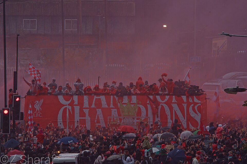 A Liverpool bajnoki címét ünnepelték a szurkolók, amikor egy autós a tömegbe hajtott